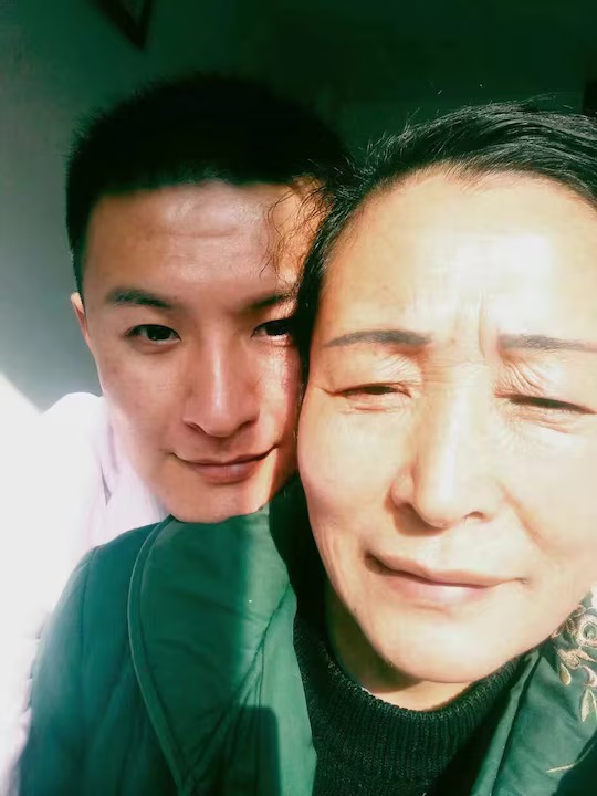 M&agrave;n tho&aacute;t hiểm ly kỳ của nam diễn vi&ecirc;n bị b&aacute;n v&agrave;o động lừa đảo Sen Đỏ: &ldquo;Van xin &ocirc;ng chủ, t&ocirc;i chỉ l&agrave; đồ bỏ đi&rdquo;- Ảnh 3.