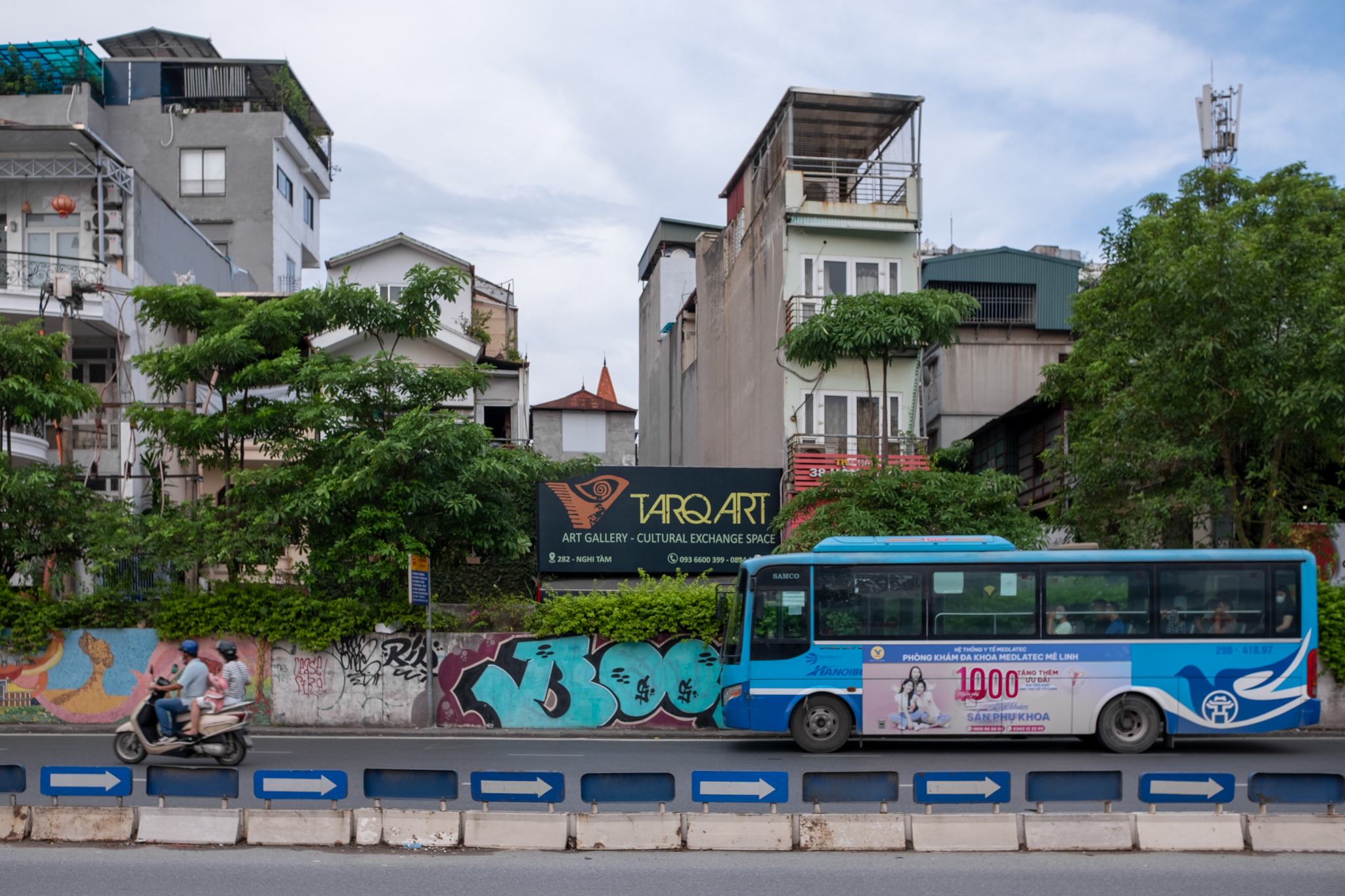 Hà Nội: Ngủ một đêm dậy, thấy cửa nhà bị vẽ bậy khắp nơi- Ảnh 1.