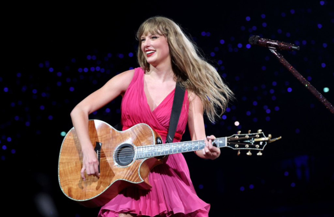 Taylor Swift points at 50,000 fans who "watched for free" - Photo 4.