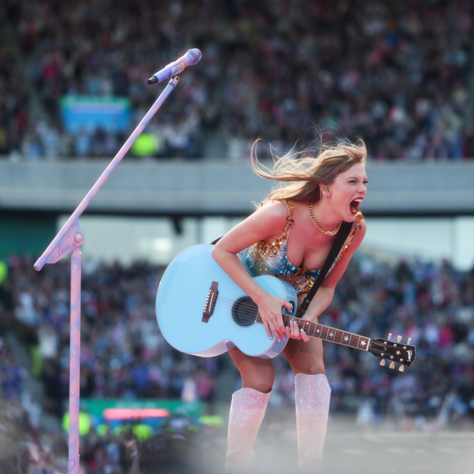 Taylor Swift points at 50,000 fans who "watched for free" - Photo 5.