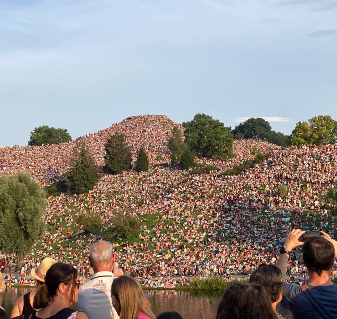 Taylor Swift points at 50,000 fans who "watched for free" - Photo 1.