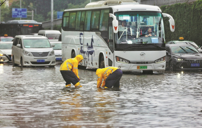 Khoảnh khắc kinh hoàng: Vỉa hè đột nhiên sụt lún trong vài giây, làm xuất hiện “hố tử thần” giữa phố- Ảnh 2.