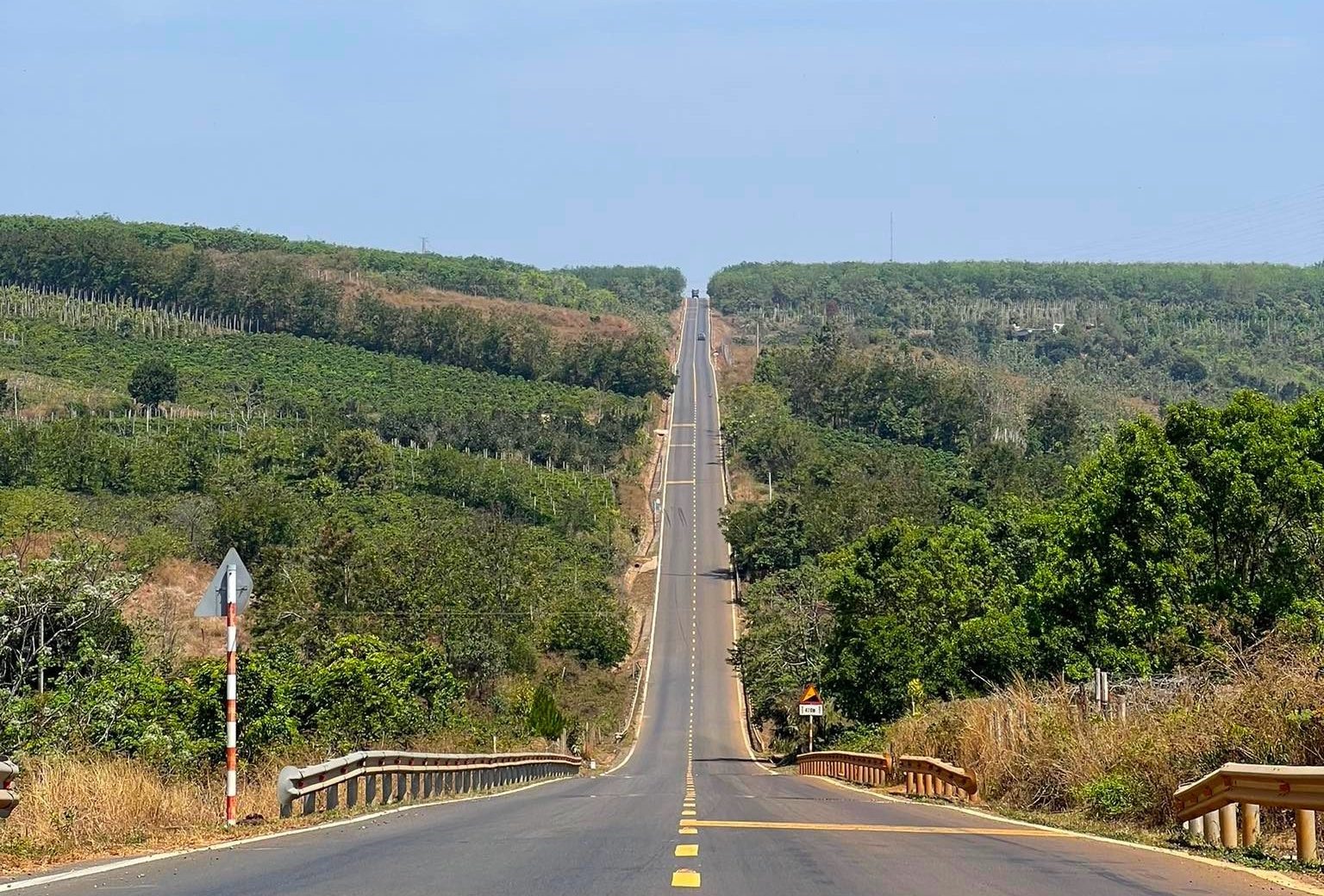 Phát hiện "con đường dựng đứng" ở Tây Nguyên, chưa đến 1km nhưng làm nhiều người nổi da gà khi nhìn thấy- Ảnh 1.