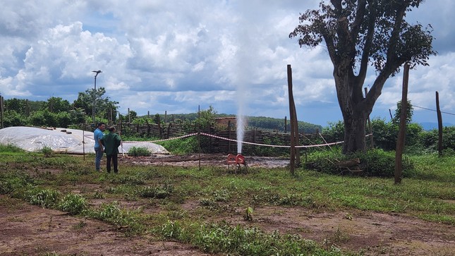 Sau động đất, một giếng khoan bất ngờ phun cột nước cao hơn 20m, chưa có dấu hiệu dừng- Ảnh 1.