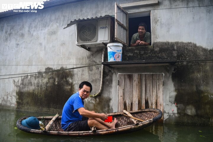 'Rốn lũ' Hà Nội: Người chèo thuyền tìm vịt lạc, người xót xa nhìn gà chết cả đàn- Ảnh 14.