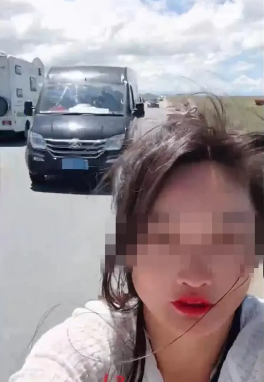 Video: Đang livestream giữa đường, KOL bị xe hơi tông trên sóng trực tiếp hàng ngàn người xem  - Ảnh 2.
