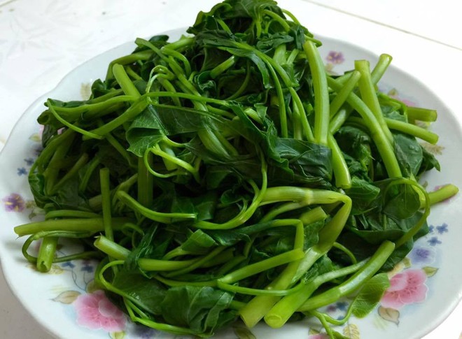 Một loại rau rẻ bèo ở Việt Nam, đâu cũng có nhưng sang nước ngoài là xa xỉ phẩm, du học sinh không dám ăn vì quá đắt - Ảnh 2.