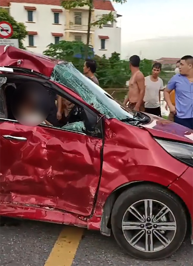 Camera vụ xe khách húc xe con ở Ninh Bình khiến một phụ nữ tử vong, cảnh tượng trong xe gây kinh hãi - Ảnh 2.