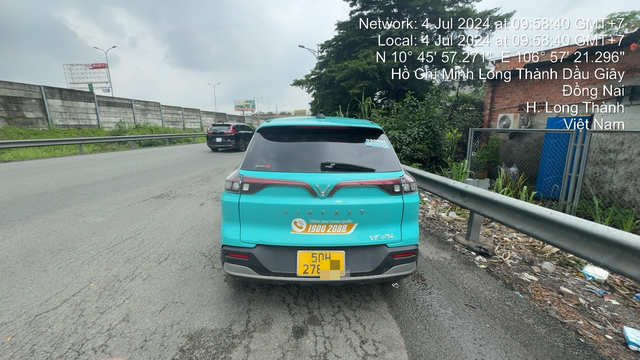 Taxi công nghệ chạy ngược chiều trên đường cao tốc TP HCM - Long Thành - Dầu Giây - Ảnh 2.
