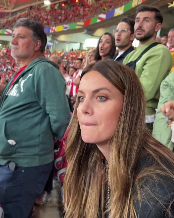 Nhan sắc vợ người hùng ghi cú đúp giúp Thổ Nhĩ Kỳ vào tứ kết Euro - Ảnh 3.