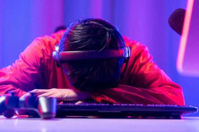 Nam thanh niên đột tử trong quán game, nằm gục trên bàn phím suốt 30 giờ không ai phát hiện: Đừng tự chấm dứt tuổi thọ vì thói quen bất động trước máy tính - Ảnh 1.