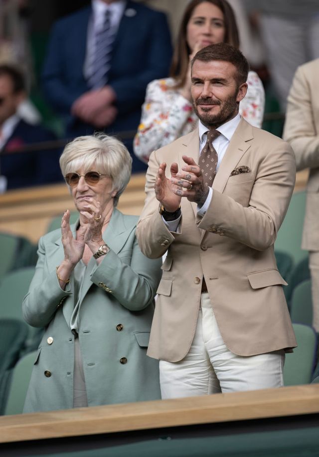 David Beckham ngồi ở khu hoàng gia trên khán đài Wimbledon, vợ chồng Harry - Meghan thêm một lần muối mặt? - Ảnh 2.