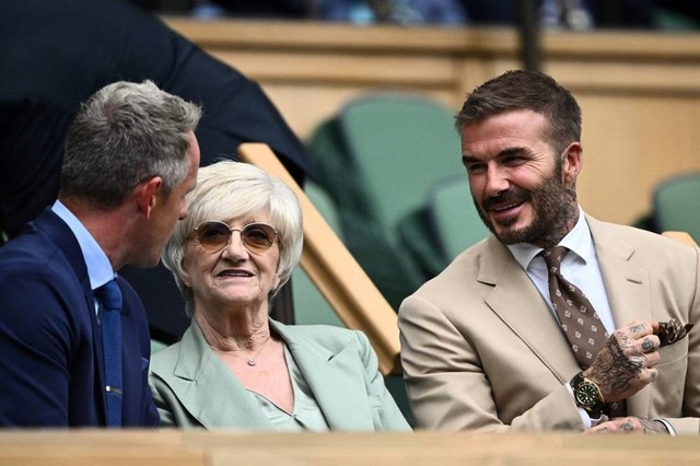 David Beckham ngồi ở khu hoàng gia trên khán đài Wimbledon, vợ chồng Harry - Meghan thêm một lần muối mặt? - Ảnh 1.