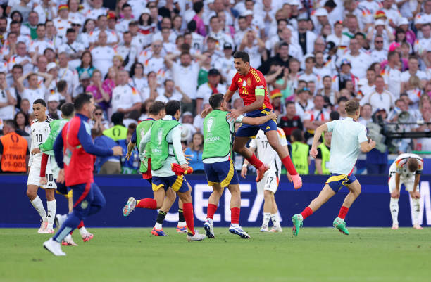 Cỗ xe tăng Đức đổ gục và bật khóc sau trận thua Tây Ban Nha, Toni Kroos kết thúc sự nghiệp đầy nghiệt ngã - Ảnh 9.