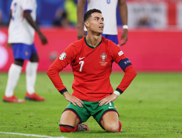 Trực tiếp Bồ Đ&agrave;o Nha - Ph&aacute;p: Ronaldo s&uacute;t b&oacute;ng thẳng l&ecirc;n trời - Ảnh 1.