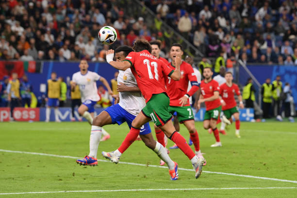 Trực tiếp Bồ Đ&agrave;o Nha - Ph&aacute;p: Ronaldo s&uacute;t b&oacute;ng thẳng l&ecirc;n trời - Ảnh 1.