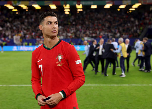 Xót xa: Ronaldo thất thần, cố nén những giọt nước mắt cay đắng trong trận đấu cuối cùng tại Euro - Ảnh 6.