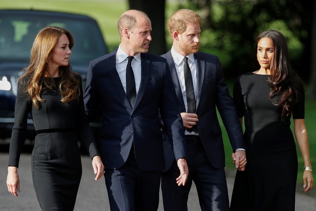 Harry và Meghan bất hòa trong chuyện hàn gắn rạn nút với gia đình hoàng gia - Ảnh 2.