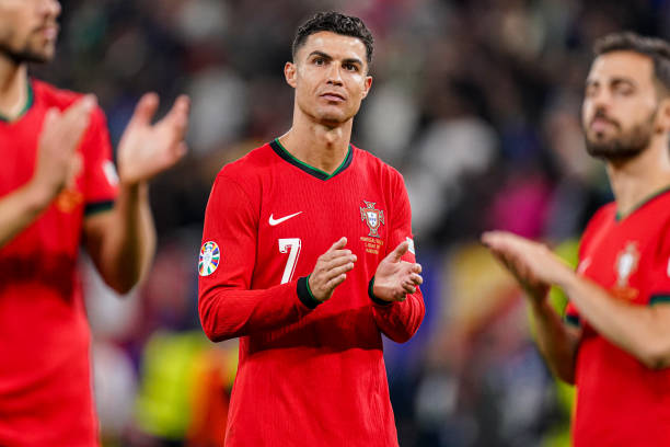 Nụ cười cuối cùng đã trở lại với Ronaldo trong ngày phải cay đắng rời Euro: Khi gia đình là điểm tựa vững chắc nhất - Ảnh 1.