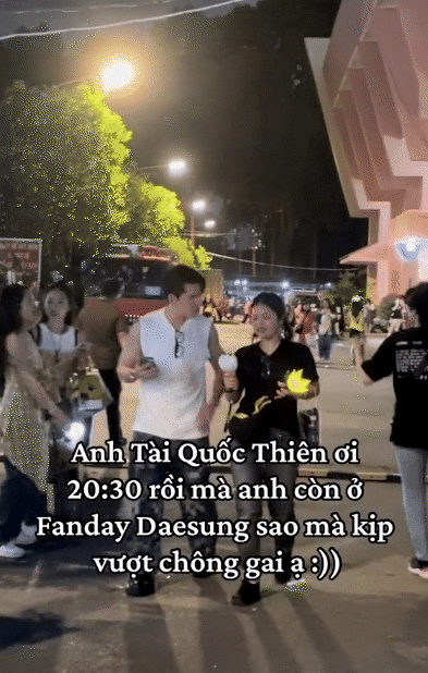 Bắt gặp “anh trai 8 múi đi đu idol giữa lúc vượt chông gai, nổi bần bật giữa “biển vàng của thành viên BIGBANG! - Ảnh 6.