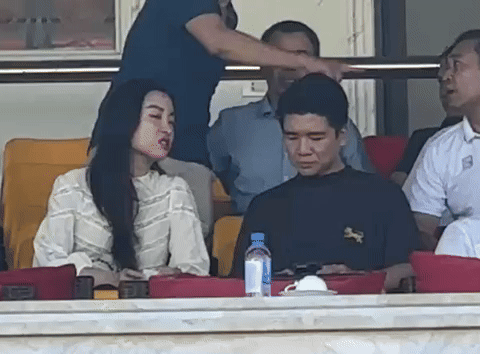 Mẹ bỉm Đỗ Mỹ Linh khoe visual s&aacute;ng rực, thoải m&aacute;i tr&ograve; chuyện c&ugrave;ng anh chồng chủ tịch trong ng&agrave;y CLB H&agrave; Nội tranh C&uacute;p v&ocirc; địch - Ảnh 3.