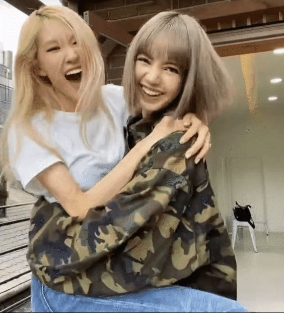 Rosé đến hẳn biệt thự của Lisa để quẩy ROCKSTAR: Nhảy thì ít mà ôm thì nhiều! - Ảnh 4.
