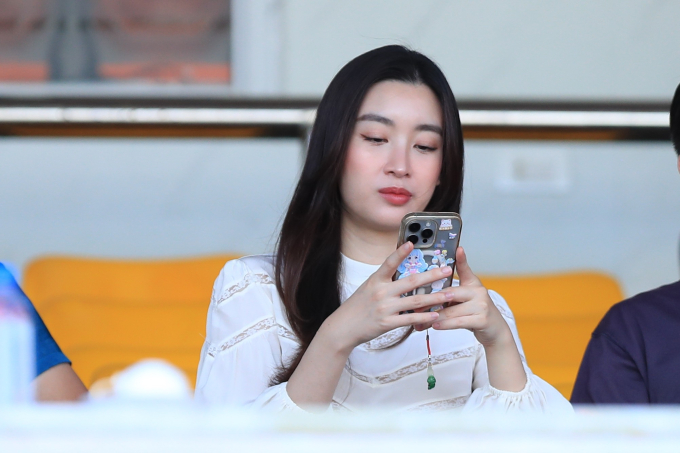 Mẹ bỉm Đỗ Mỹ Linh khoe visual s&aacute;ng rực, thoải m&aacute;i tr&ograve; chuyện c&ugrave;ng anh chồng chủ tịch trong ng&agrave;y CLB H&agrave; Nội tranh C&uacute;p v&ocirc; địch - Ảnh 1.