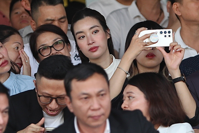 Mẹ bỉm Đỗ Mỹ Linh khoe visual s&aacute;ng rực, thoải m&aacute;i tr&ograve; chuyện c&ugrave;ng anh chồng chủ tịch trong ng&agrave;y CLB H&agrave; Nội tranh C&uacute;p v&ocirc; địch - Ảnh 5.