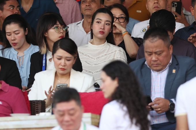 Mẹ bỉm Đỗ Mỹ Linh khoe visual s&aacute;ng rực, thoải m&aacute;i tr&ograve; chuyện c&ugrave;ng anh chồng chủ tịch trong ng&agrave;y CLB H&agrave; Nội tranh C&uacute;p v&ocirc; địch - Ảnh 6.