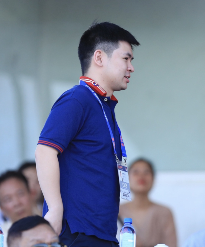 Mẹ bỉm Đỗ Mỹ Linh khoe visual s&aacute;ng rực, thoải m&aacute;i tr&ograve; chuyện c&ugrave;ng anh chồng chủ tịch trong ng&agrave;y CLB H&agrave; Nội tranh C&uacute;p v&ocirc; địch - Ảnh 8.