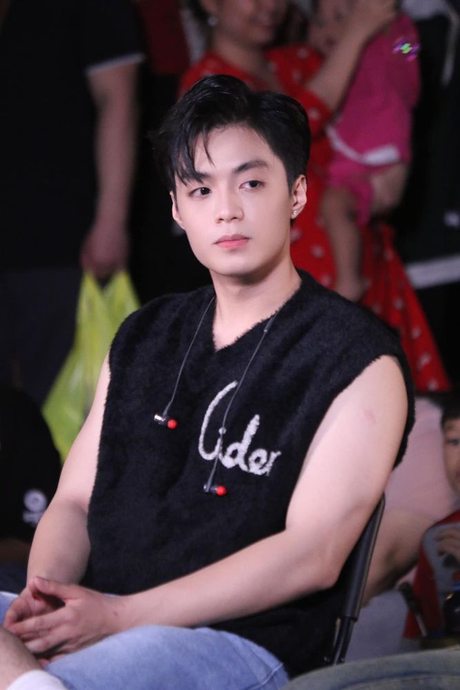 Rapper Negav: HIEUTHUHAI là người đầu tiên đi gameshow nên khó tránh việc  cùng nhảy lên bàn cân