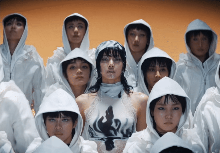 Lisa liên tục “muối mặt vì fan - Ảnh 1.