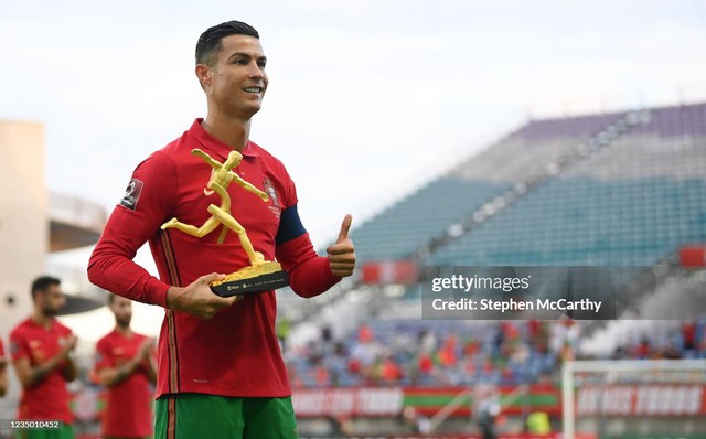 Khoảng tối đằng sau kỷ lục phi thường của Ronaldo - Ảnh 1.