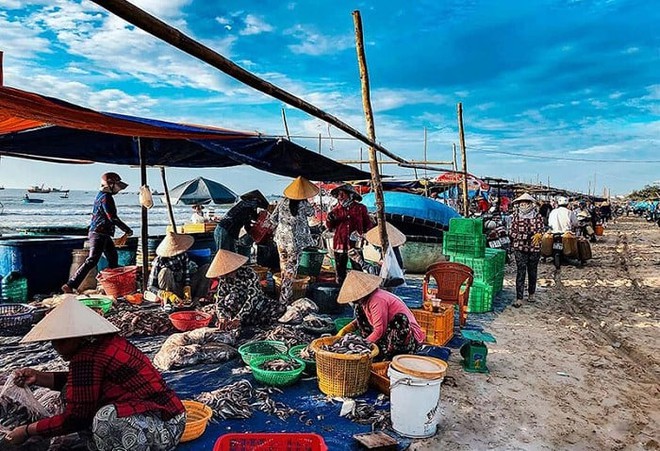 Ngoài Sầm Sơn, Thanh Hoá còn có 1 bãi biển đẹp tự nhiên nhiều du khách chưa biết: Cách thành phố chỉ 20km - Ảnh 9.