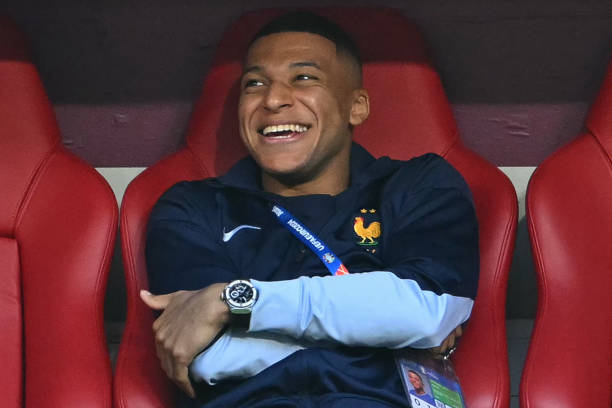 Trực tiếp bán kết Euro 2024 Tây Ban Nha - Pháp: Mbappe đeo đồng hồ tiền tỷ, cười kịch trần trước giờ bóng lăn - Ảnh 1.