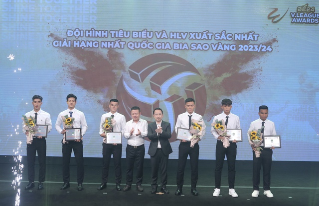 V.League Awards 2023/24: Ngôi sao CLB Nam Định giành hat-trick giải thưởng - Ảnh 1.