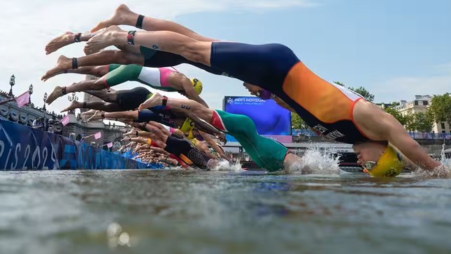 Nghi vấn VĐV nôn mửa vì thi đấu trong môi trường nước không đạt chuẩn tại Olympic Paris 2024- Ảnh 2.