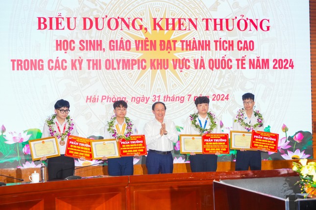 Hải Phòng chi 2,7 tỷ đồng thưởng học sinh đạt giải Olympic khu vực và quốc tế- Ảnh 1.