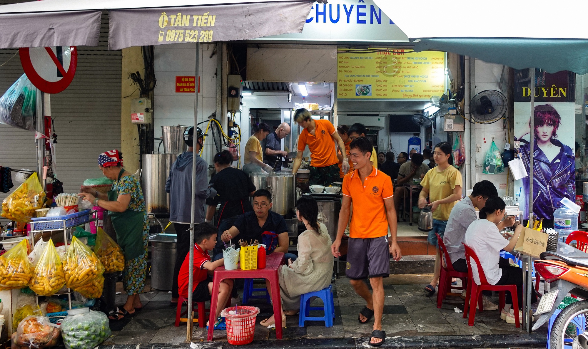 Quán phở Hà Nội bán 1600 bát mỗi ngày: Là quán quen của HLV Park, được Michelin Guide đề xuất nhưng vẫn gây tranh cãi- Ảnh 2.