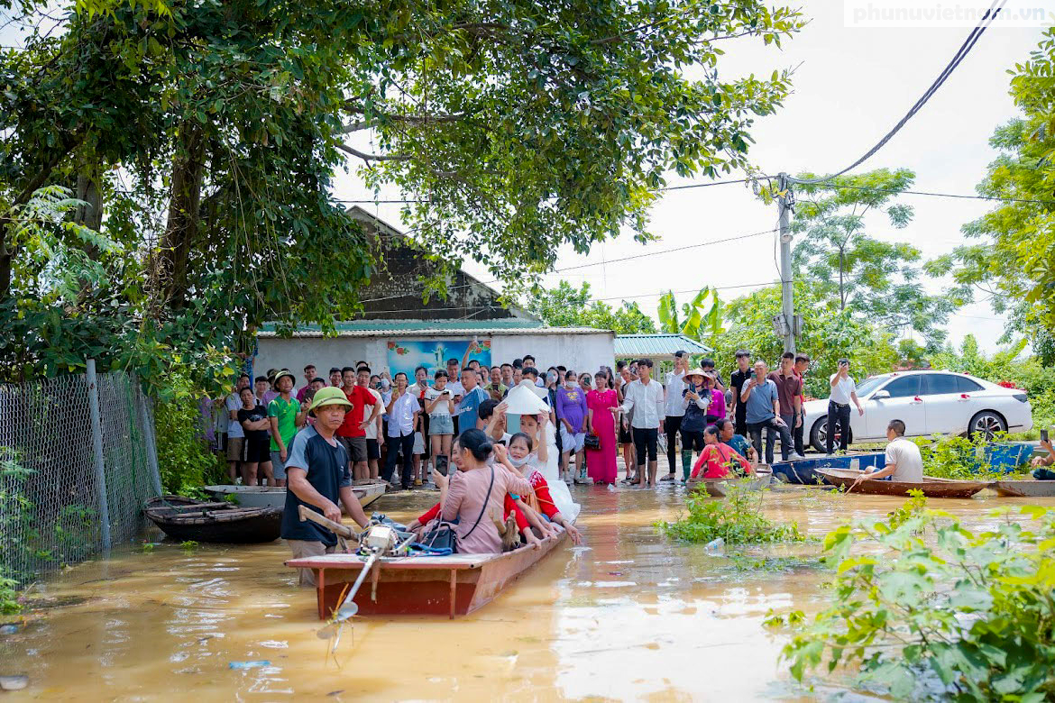 Cô dâu gen Z ngạc nhiên trước lễ đón dâu bằng thuyền, phao tự chế của người dân "rốn lũ" Chương Mỹ- Ảnh 2.