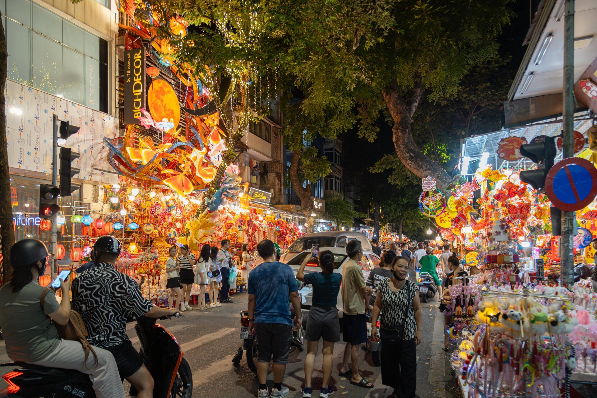 Phố cổ Hà Nội vào mùa Trung thu, cửa hàng chi gần 300 triệu lắp dàn đèn cá chép- Ảnh 3.