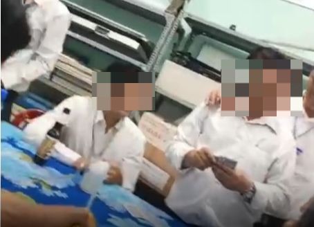 Đề nghị xử lý hiệu trưởng để giáo viên đánh bài trong thư viện- Ảnh 1.