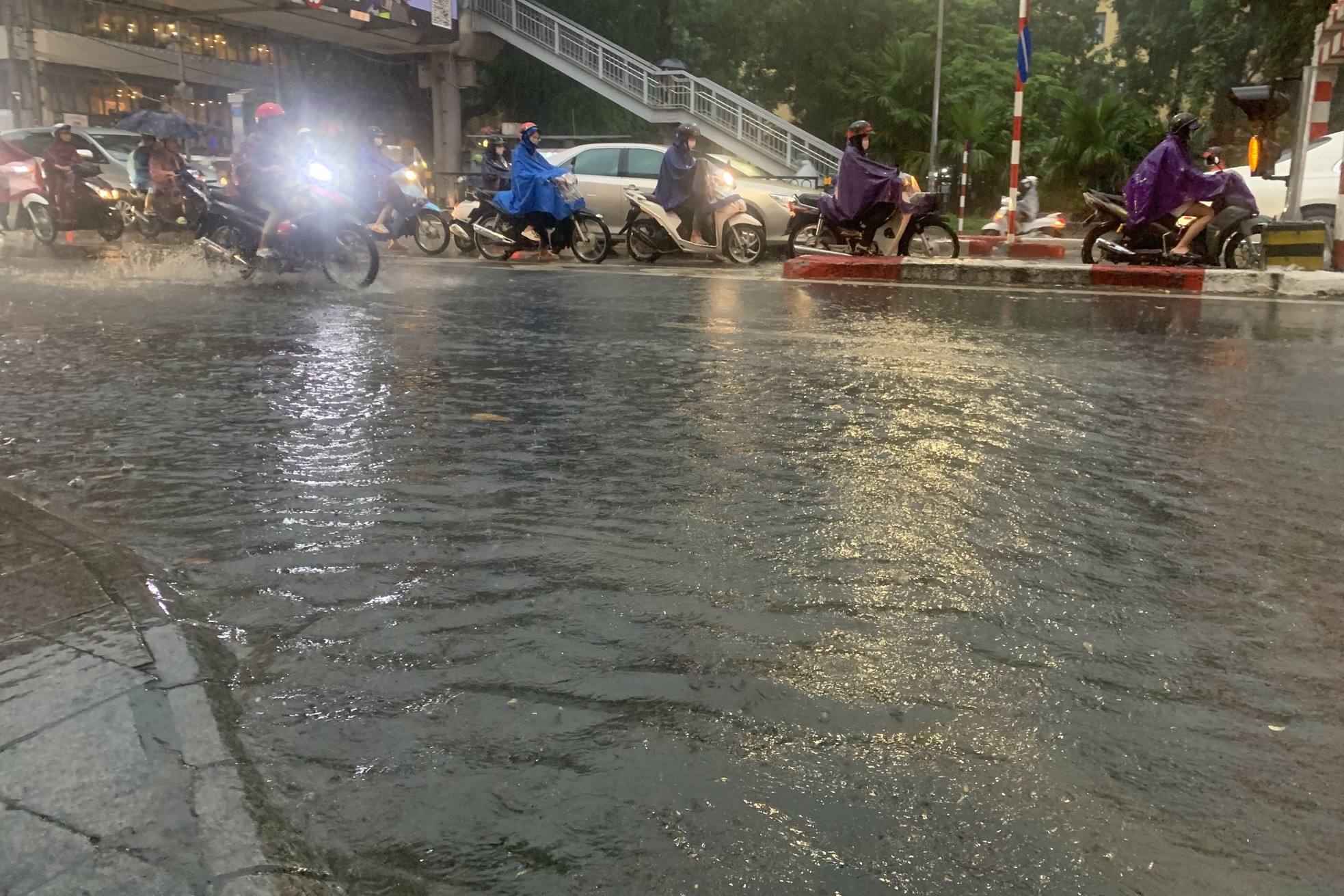 Mưa trắng trời, đường thành 'sông', người Hà Nội chật vật 'vượt' ùn tắc về nhà- Ảnh 5.