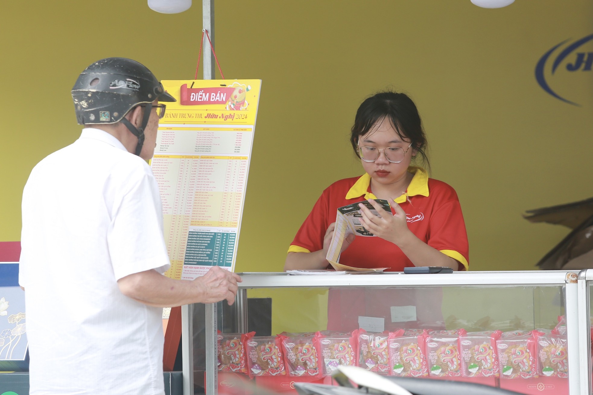 Bánh trung thu "xuống phố" sớm, mòn mỏi chờ khách mua- Ảnh 17.