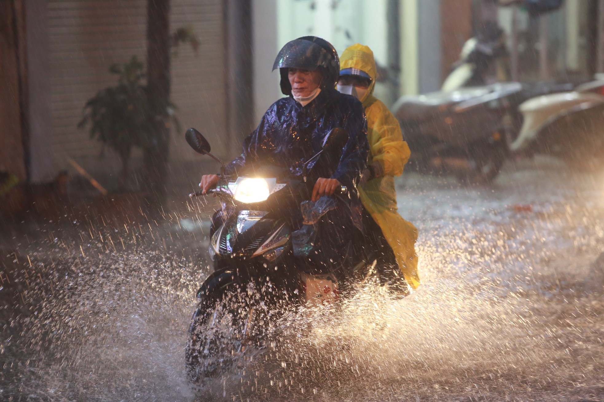 Mưa trắng trời, đường thành 'sông', người Hà Nội chật vật 'vượt' ùn tắc về nhà- Ảnh 25.