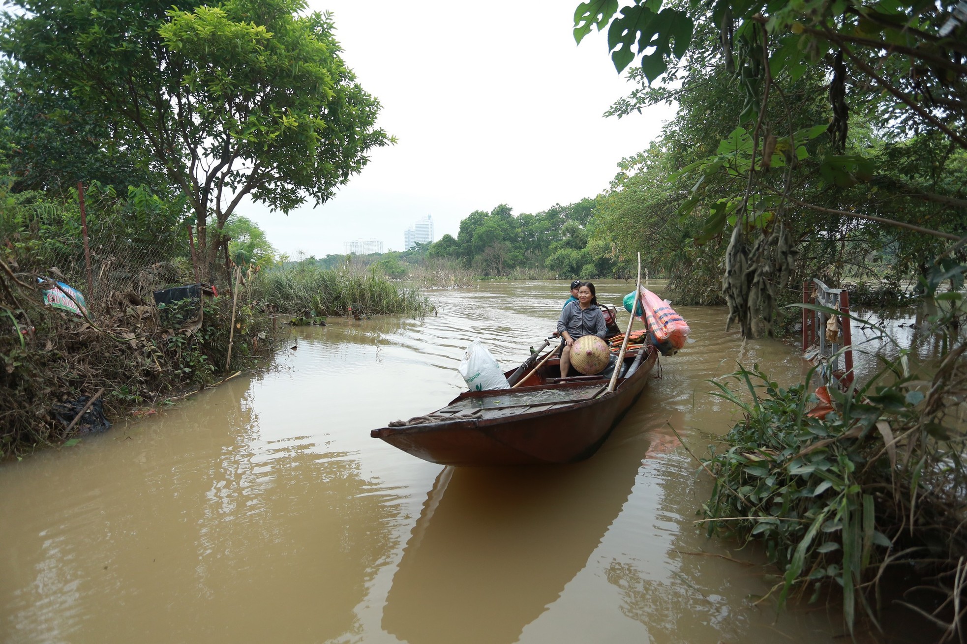 Bãi giữa sông Hồng ngập sâu, người dân đi chợ bằng thuyền- Ảnh 7.