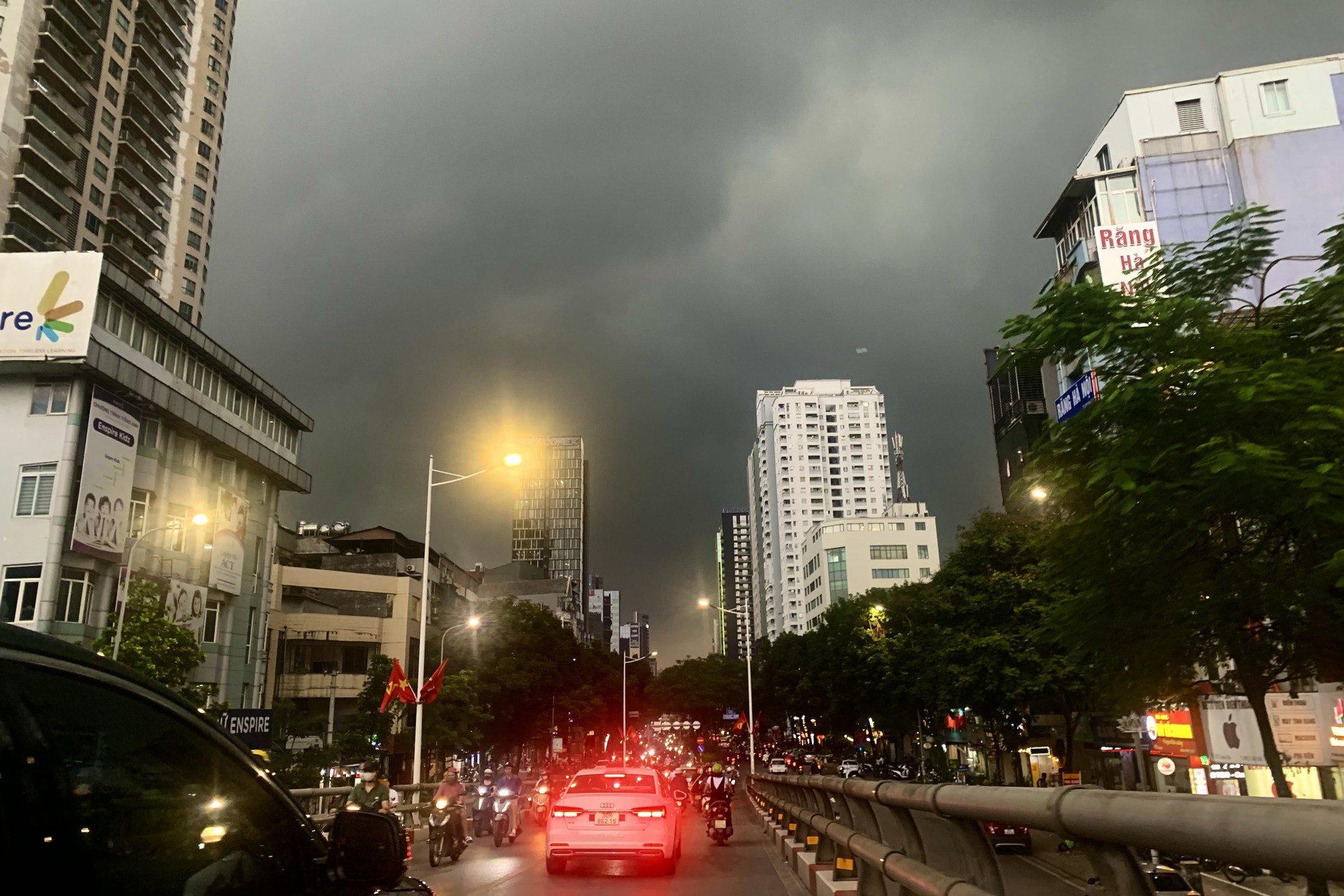 Mưa trắng trời, đường thành 'sông', người Hà Nội chật vật 'vượt' ùn tắc về nhà- Ảnh 1.