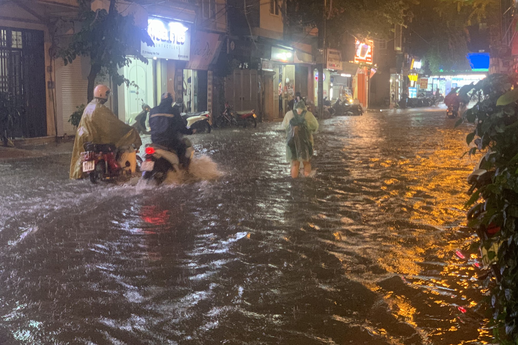 Mưa trắng trời, đường thành 'sông', người Hà Nội chật vật 'vượt' ùn tắc về nhà- Ảnh 24.