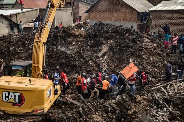 Sạt lở bãi rác ở Uganda khiến 24 người tử vong, nhiều người bị chôn vùi- Ảnh 1.