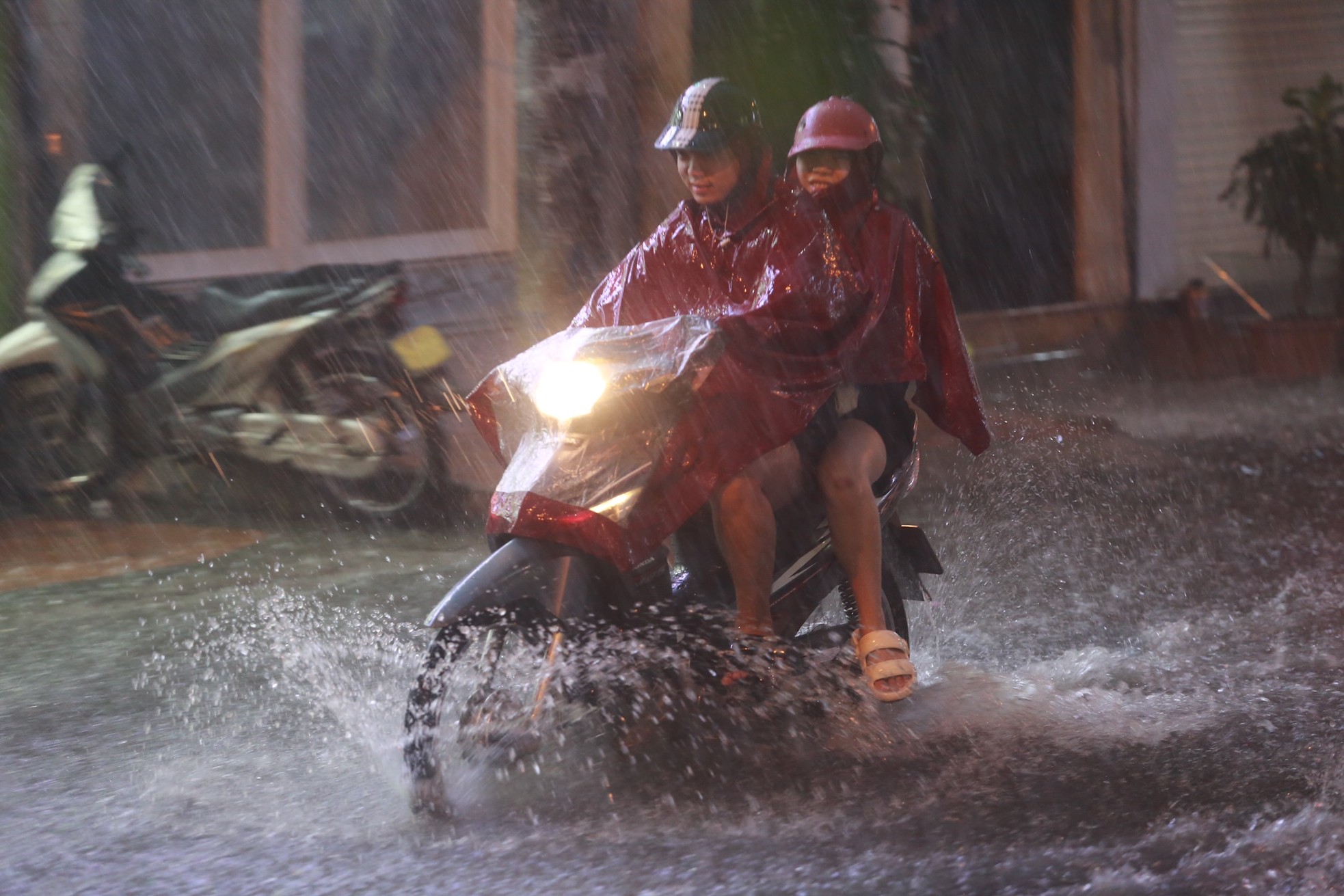 Mưa trắng trời, đường thành 'sông', người Hà Nội chật vật 'vượt' ùn tắc về nhà- Ảnh 27.